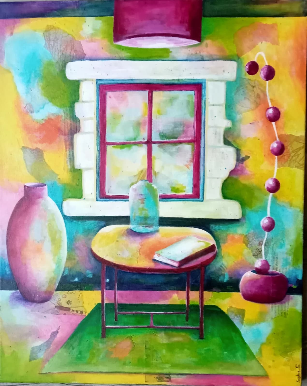 Peinture colorée d'un intérieur avec fenêtre, petite table ronde, vase rose et luminaire sphérique.